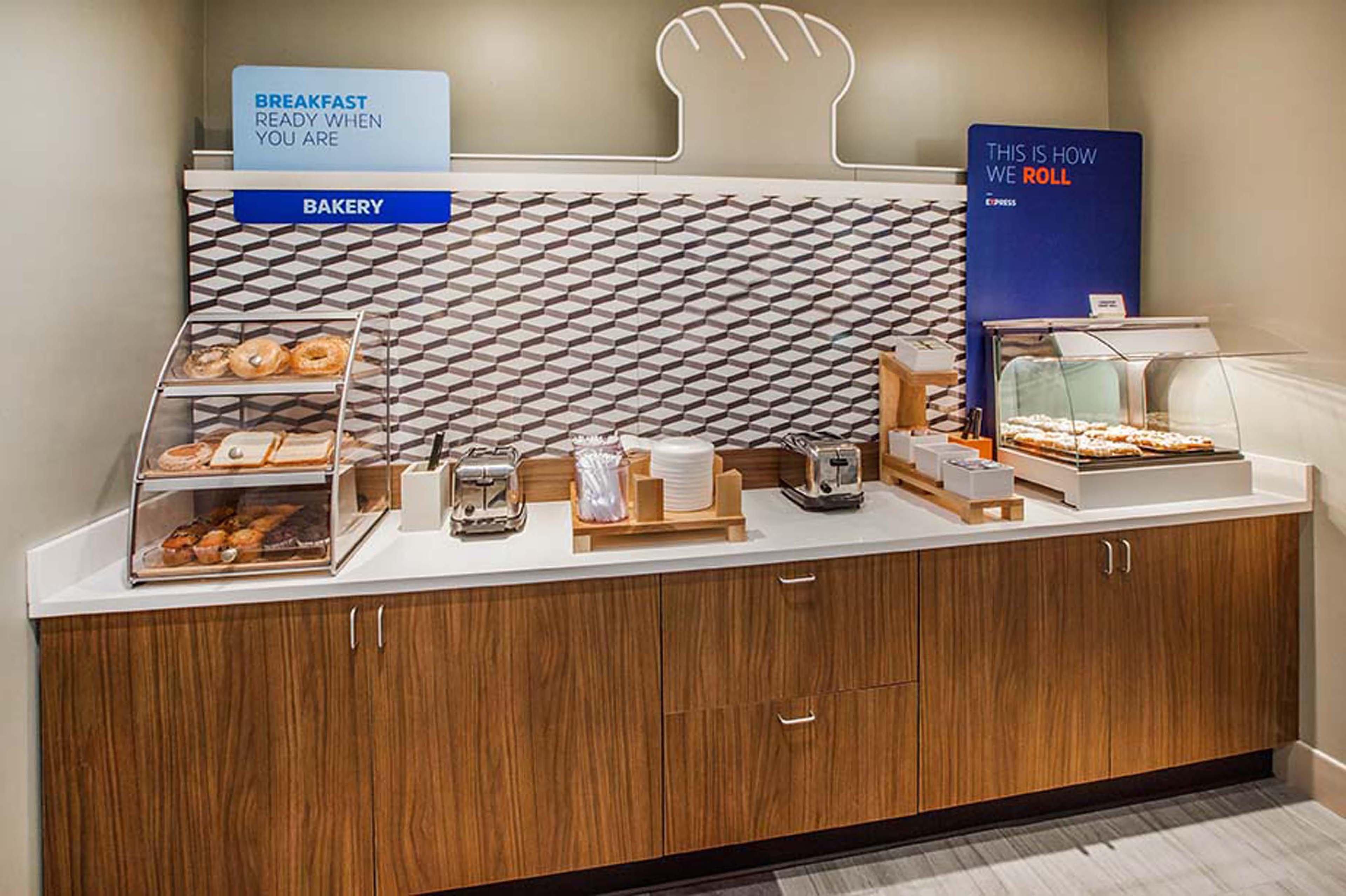 Holiday Inn Express Arrowood By Ihg Charlotte Exterior foto